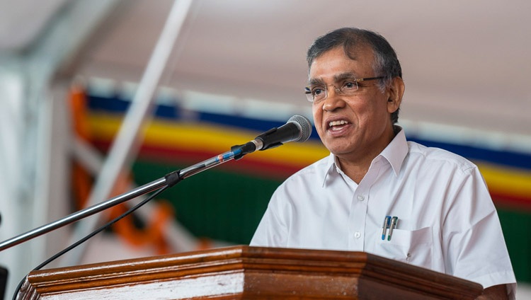 Prof. K.R. Venugopal, Vizekanzler der Universität Bangalore, spricht am Dalai Lama Institute of Higher Education in Sheshagrihalli, Karnataka, Indien am 13. August 2018. Foto: Tenzin Choejor