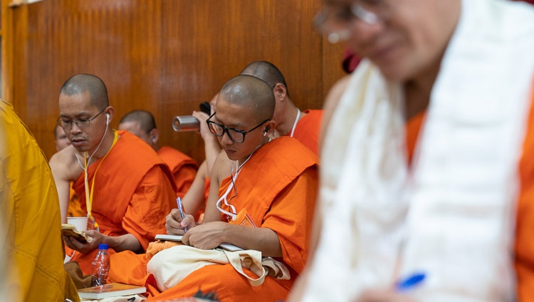 Thailändische Mönche verfolgen die Unterweisungen von Seiner Heiligkeit dem Dalai Lama im tibetischen Haupttempel in Dharamsala, HP, Indien am 4. September 2018. Foto: Tenzin Choejor