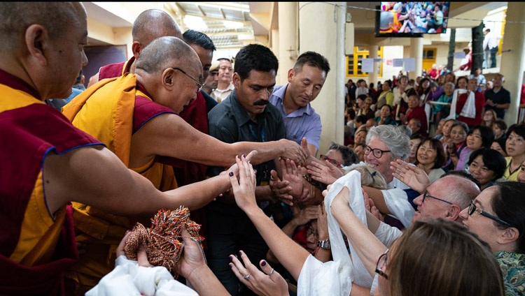 Seine Heiligkeit der Dalai Lama grüsst die Teilnehmenden beim Verlassen des tibetischen Haupttempels in Dharamsala, HP, Indien am 5. September 2018. Foto: Tenzin Choejor