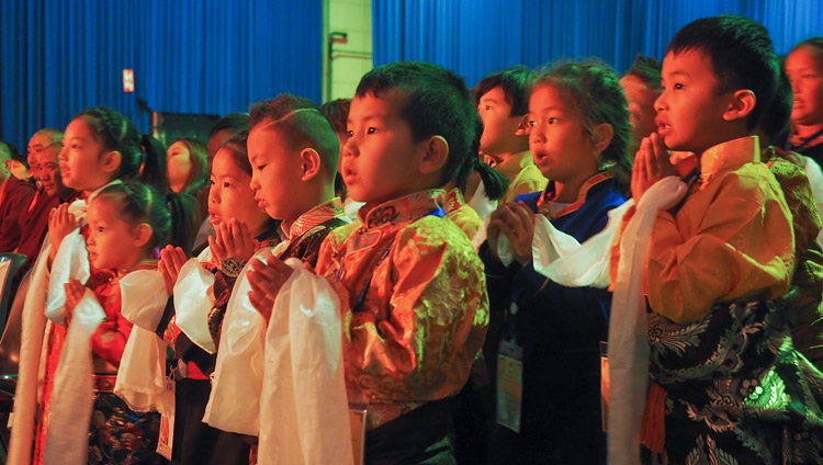 Eine Gruppe tibetischer Kinder tragen ein Gebet vor Seiner Heiligkeit dem Dalai Lama vor – im Ahoy Convention Center in Rotterdam, Niederlande am 16. September 2018. Foto: Jeremy Russell