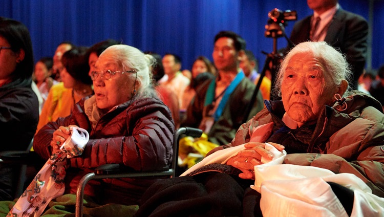 Ältere Angehörige der tibetischen Gemeinschaft verfolgen die Rede Seiner Heiligkeit des Dalai Lama im Ahoy Convention Center in Rotterdam, Niederlande am 16. September 2018. Foto: Olivier Adam