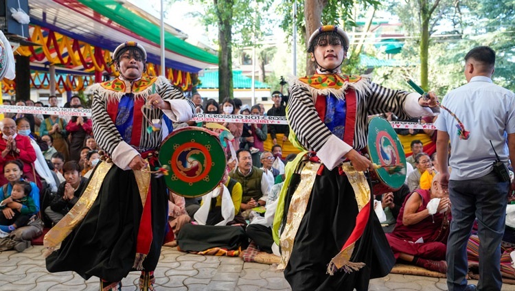 Tibetische Tänzerinnen und Tänzer treten auf, als Seine Heiligkeit der Dalai Lama im Hof des tibetischen Haupttempels ankommt, um an einer Langlebenszeremonie teilzunehmen. Dharamsala, Indien, 18. September 2024. Foto: Tenzin Choejor