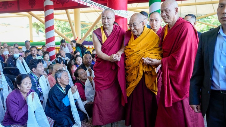 Seine Heiligkeit der Dalai Lama im Gespräch mit der Menge, während er zum tibetischen Haupttempel geht, um an einer Langlebenszeremonie teilzunehmen. Dharamsala, Himachal Pradesh, Indien, 18. September 2024. Foto: Tenzin Choejor