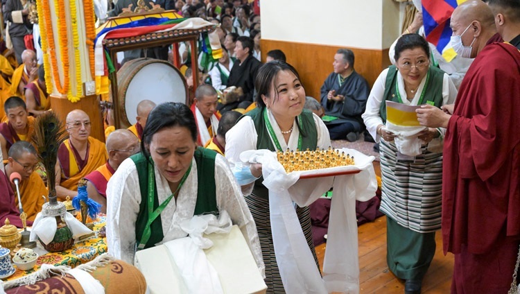 Mitglieder der Tibetischen Frauenvereinigung (TWA) marschieren während der Langlebenszeremonie an Seiner Heiligkeit dem Dalai Lama vorbei. Dharamsala, Indien, 18. September 2024. Foto: Ven Zamling Norbu