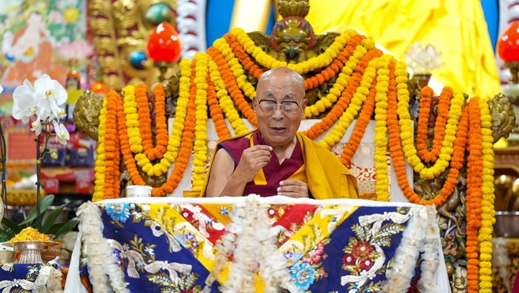 Seine Heiligkeit der Dalai Lama während der Langlebenszeremonie im tibetischen Haupttempel. Dharamsala, Himachal Pradesh, Indien, 18. September 2024. Foto: Tenzin Choejor