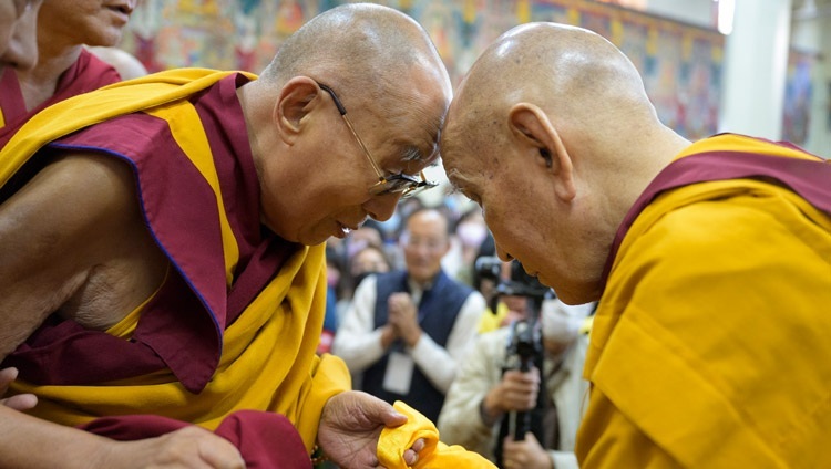  Seine Heiligkeit der Dalai Lama begrüßt den Ganden-Thronhalter herzlich, bevor er eine Unterweisung gibt. Dharamsala, Himachal Pradesh, Indien, 30. September 2024. Foto: Ven Zamling Norbu