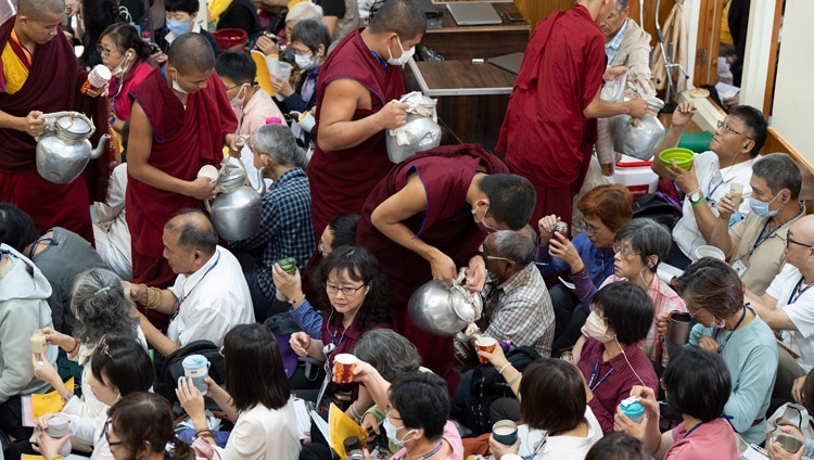 Tee und Brot werden den Zuhörern in einer Pause während der Unterweisung Seiner Heiligkeit des Dalai Lama serviert. Dharamsala, Himachal Pradesh, Indien, 30. September 2024. Foto: Tenzin Choejor