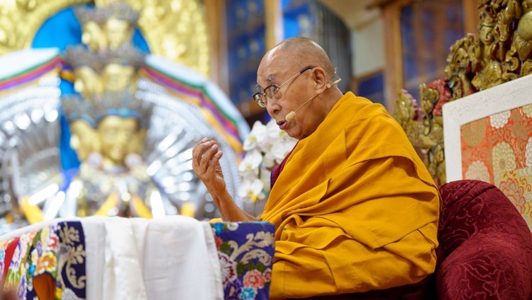 Seine Heiligkeit der Dalai Lama spricht zur Gemeinde während seiner Unterweisung. Dharamsala, Indien, 30. September 2024. Foto: Tenzin Choejor