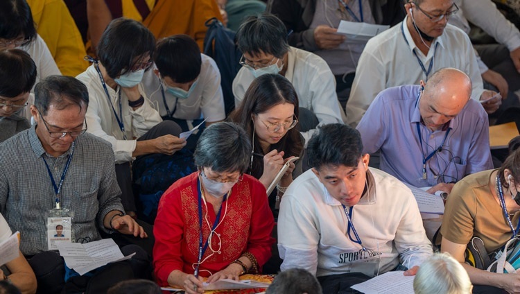 Teilnehmende aus Taiwan machen sich Notizen während der Unterweisung Seiner Heiligkeit des Dalai Lama. Dharamsala, Himachal Pradesh, Indien, 30. September 2024. Foto: Tenzin Choejor