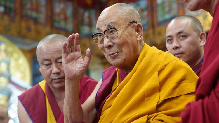 Seine Heiligkeit der Dalai Lama winkt den Teilnehmenden zu, als er sich nach seiner Belehrung auf die Rückkehr in seine Residenz vorbereitet. Dharamsala, Himachal Pradesh, Indien, 30. September 2024. Foto: Tenzin Choejor