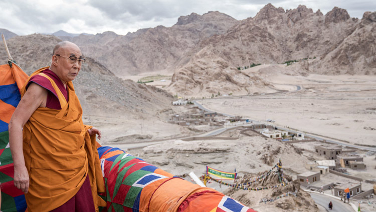 Seine Heiligkeit der Dalai Lama blickt vom Zangdok Palri Kloster in Ladakh, Jammu und Kaschmir, Indien, auf das Leh-Tal. 7. August 2016 (Foto: Tenzin Choejor/OHHDL