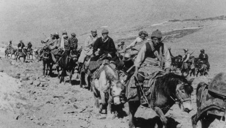 Der 14. Dalai Lama mit Khampa-Leibwächtern (aus der osttibetischen Provinz Kham) auf der Flucht aus Tibet ins Exil im März 1959. (Foto: OHHDL)