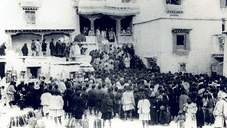Die Übergangsregierung Tibets wird von Seiner Heiligkeit dem Dalai Lama in Lhuntse Dzong, Tibet, im März 1959 proklamiert.